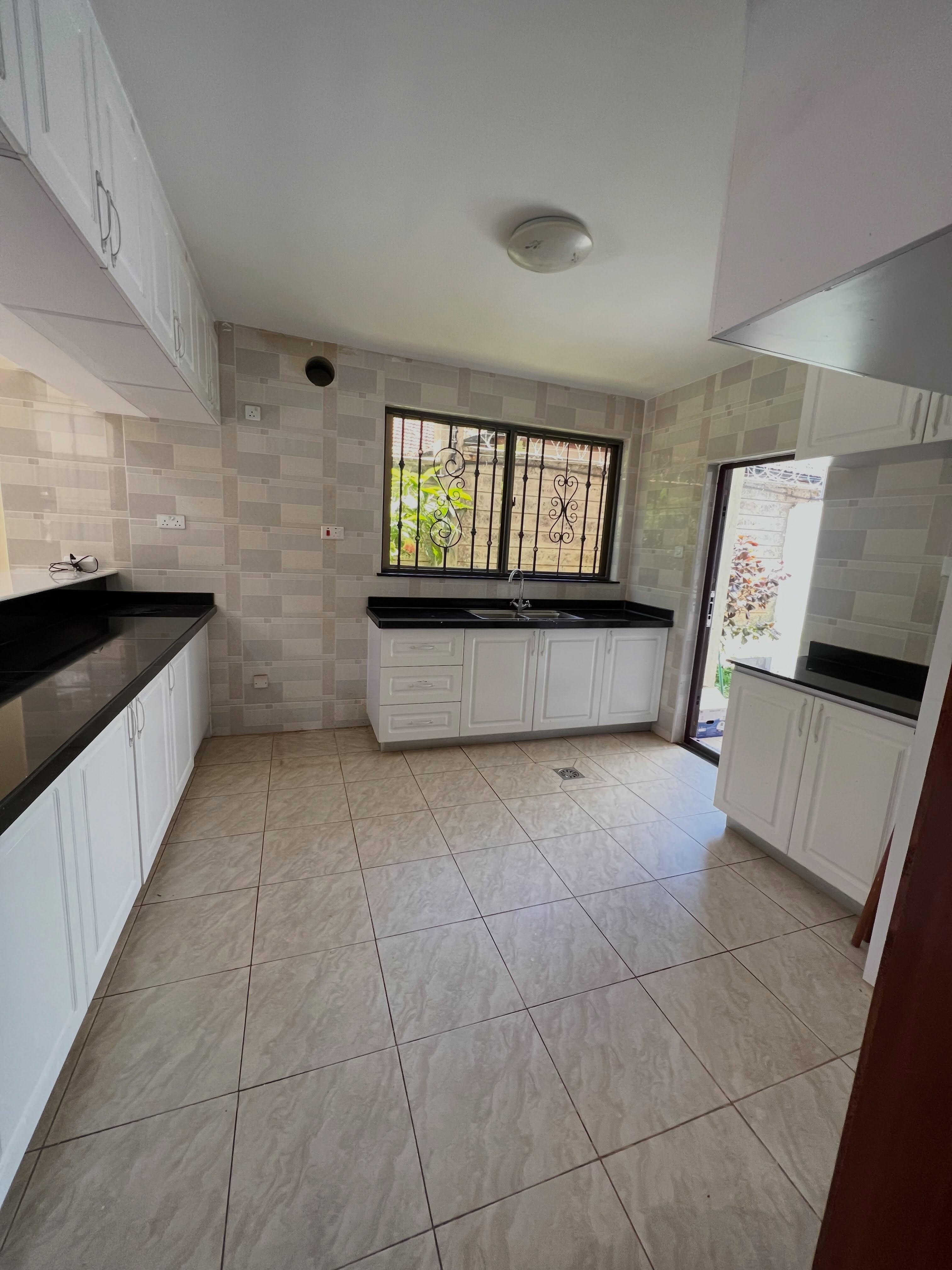 5 Bed Townhouse on Lavington - Image 9