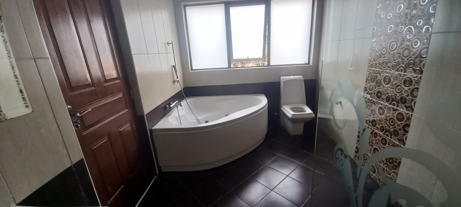5 Bed Townhouse on Spring Valley - Image 6