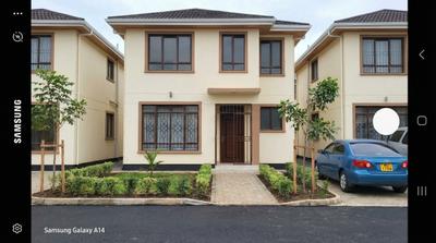 3 Bed Townhouse on Acacia Area